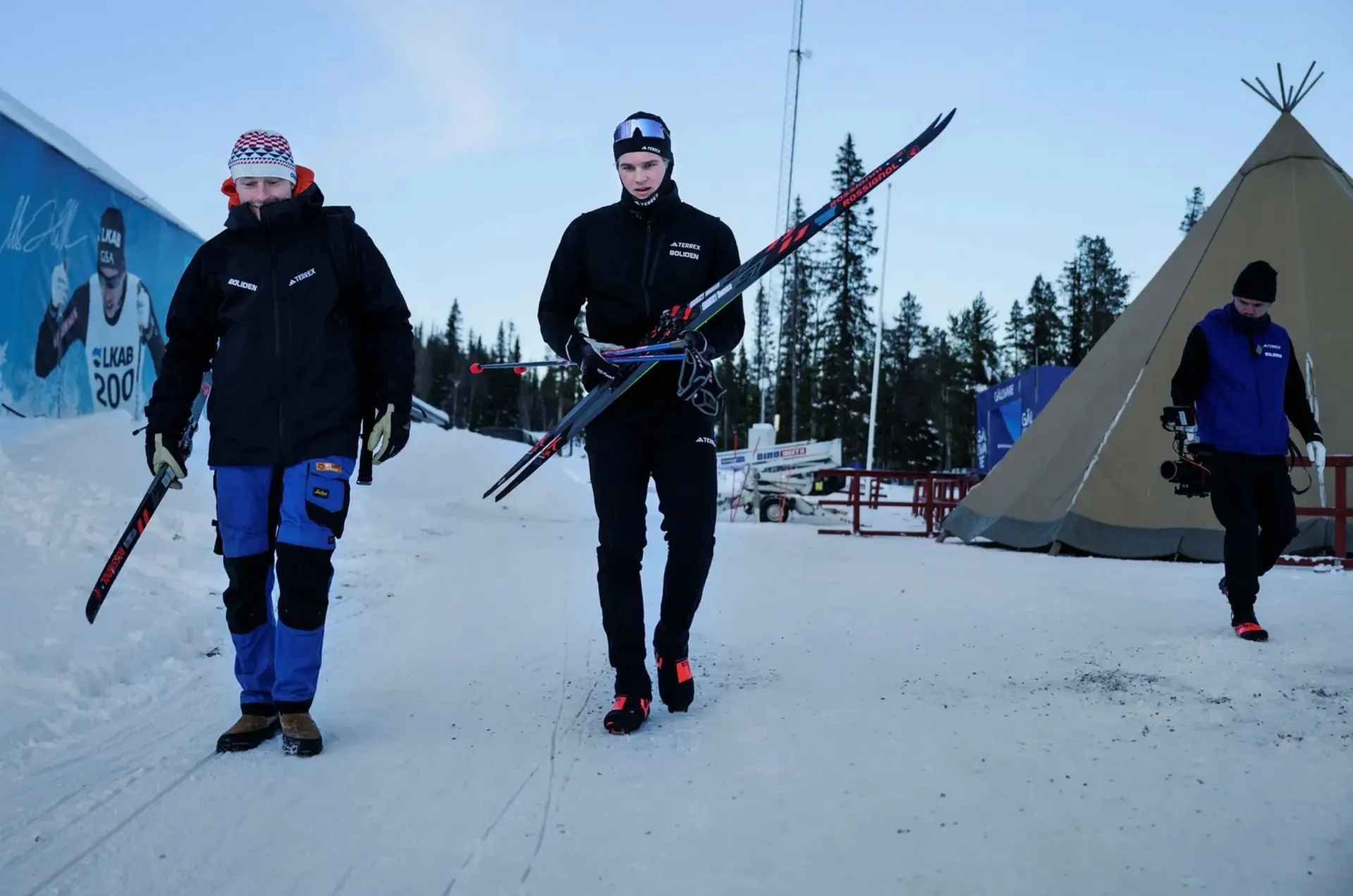 Mattias Bångman filmar Edvin Anger på väg till start i Gällivare